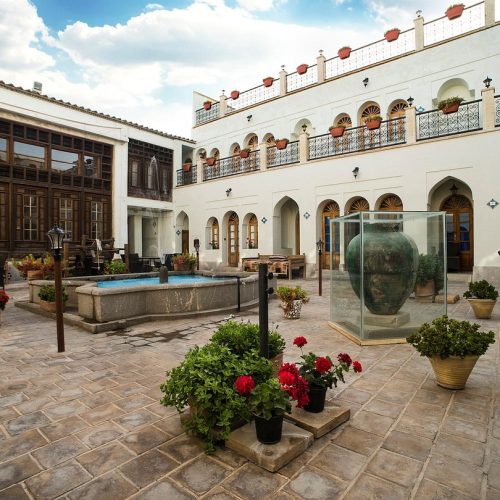 Atigh Traditional Hotel