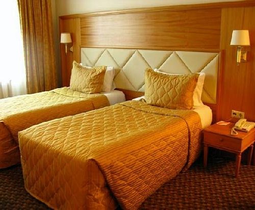 milan-room-1014-bed