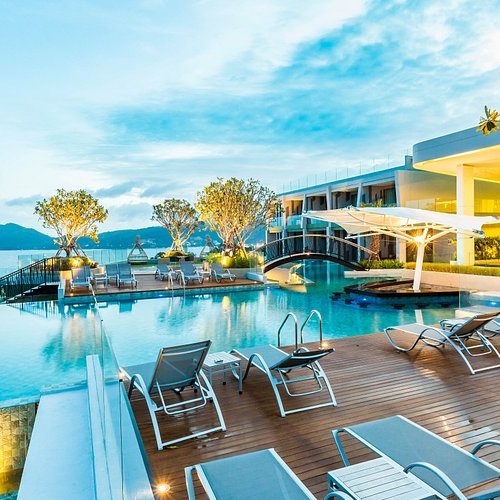 Crest Resort and Pool Villas Hotel